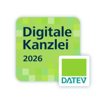 Das Bild zeigt ein quadratisches Logo mit dem Text "Digitale Kanzlei 2026" in blauer Schrift auf grünem Hintergrund. Rechts unten befindet sich ein kleineres, quadratisches Logo mit der Aufschrift "DATEV" in blauer Schrift auf grünem Hintergrund.