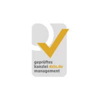 Ein Logo mit einem grauen Hintergrund, auf dem ein gelbes Häkchen zu sehen ist, begleitet von dem Text „geprüfte kanzlei dstv.de management“.