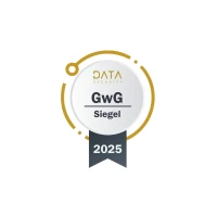 Ein rundes Zertifikat mit der Aufschrift "Data Security" und dem dazugehörigen "GwG Siegel" für das Jahr 2025, umrahmt von einer goldenen und grauen Grafik.