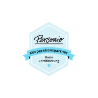 Ein stilisiertes Logo von Personio, das den Schriftzug "Kooperationspartner" sowie den Zusatz "Basis Zertifizierung" in einem blauen Banner zeigt, umrahmt von einer sechseckigen Form in hellblau.