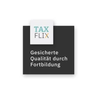 Das Bild zeigt ein Logo von "TAXFLIX" mit dem Slogan "Gesicherte Qualität durch Fortbildung" auf einem schlichten, dunklen Hintergrund.